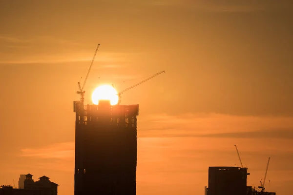 Stadsbild Byggnader Solnedgången Med Färgglada Molnig Himmel — Stockfoto