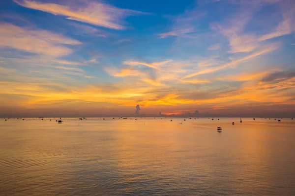 Mer Colorée Agitant Contre Ciel Lever Soleil — Photo