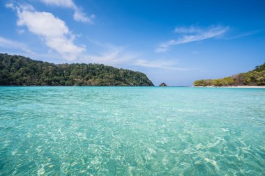 Tropicana 'da berrak gökyüzünün altında beyaz kumsal