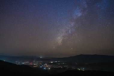 Gece vakti bulutlu gökyüzünde bir yıldız.