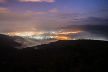 Kış mevsiminde sabah vakti dağın tepesinde sisli bir hareket