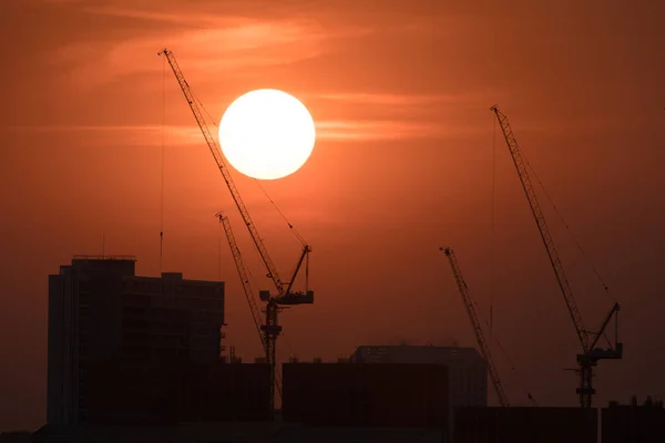 Stadsbild Byggnader Solnedgång Med Färgglada Molnig Himmel — Stockfoto