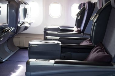 Uçakta pencere kenarındaki uçuş planı koltuğu