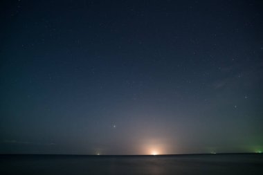 Gece vakti bulutlu gökyüzünde bir yıldız.