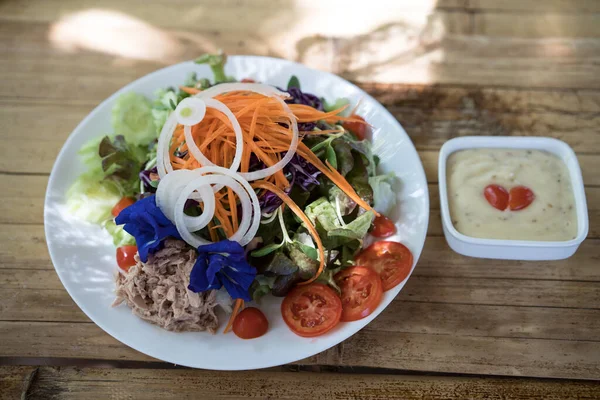 Kahvaltı salatası ve portakal suyu, ahşap kaplama.
