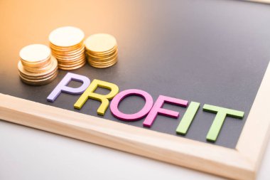 Yazı tahtasında para ve ışık ile kar metni 