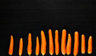 Koyu arkaplanda havuçlar