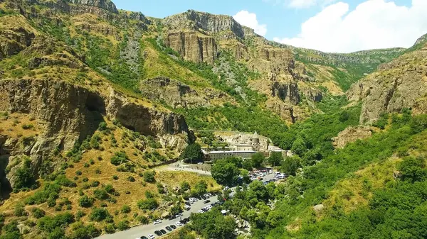 Yunan manzarası, tepeler, dağlardaki binalar