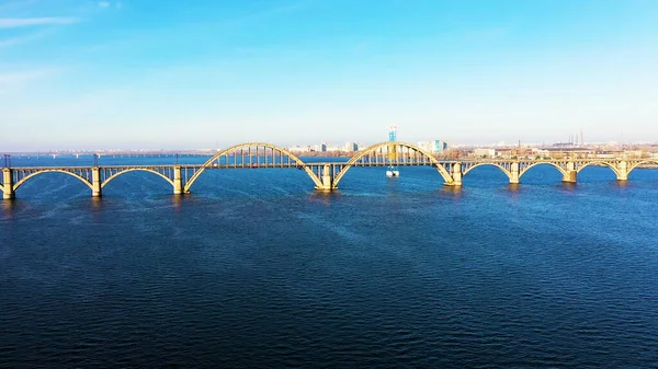 Ukrayna 'nın doğasının güzel manzarası, kuş bakışı.