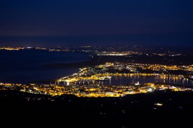 Deniz kıyısındaki bir kasabanın gece manzarası