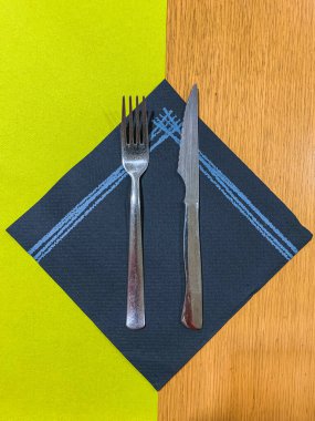 çatal ve bıçak mavi peçetede.