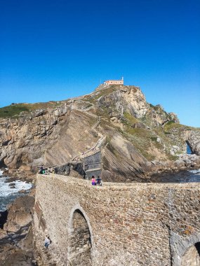 Yaz boyunca dağın tepesine çıkan merdivenler