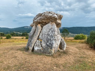 Dolmen sahada taş atıyor.