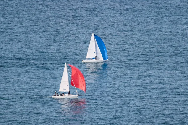 Deux Voiliers Sur Mer Bleue — Photo