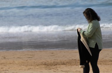 Güneşli bir kış gününde şehir plajının manzarası.