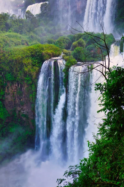 Iguazu bir yaz öğleden sonrasına düşer.