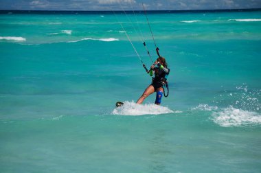 Küba, Cayo Guillermo 'da uçurtma alıştırması yapan genç bir kadın.                               