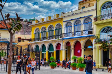 Renkli Plaza Vieja 'da yürüyen insanlar, La Havana Vieja bölgesinde yer alıyorlar.                