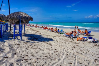 Sıcak, güneşli bir sabahta Varadero sahilinin manzarası