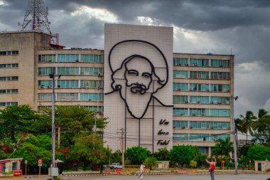 Camilo Cienfuegos Küba iletişim bakanlığının büyük bir görüntüsü    