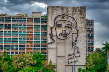  Küba merkez binasının ön manzarası, ünlü Che Guevara ön duvarda şarkı söylüyor.   