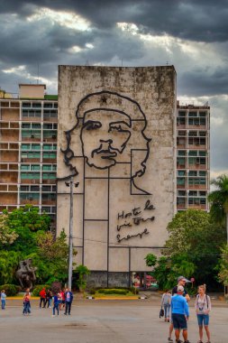  Küba merkez binasının ön manzarası, ünlü Che Guevara ön duvarda şarkı söylüyor.   