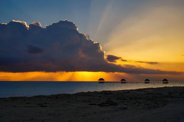 Wschód Słońca Tropikalnej Kubańskiej Plaży Obok Małego Drewnianego Molo Niektóre — Zdjęcie stockowe