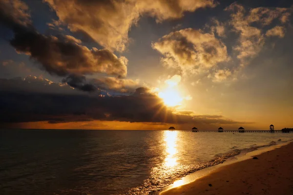 Alba Una Spiaggia Tropicale Cubana Vicino Piccolo Molo Legno Alcune — Foto Stock