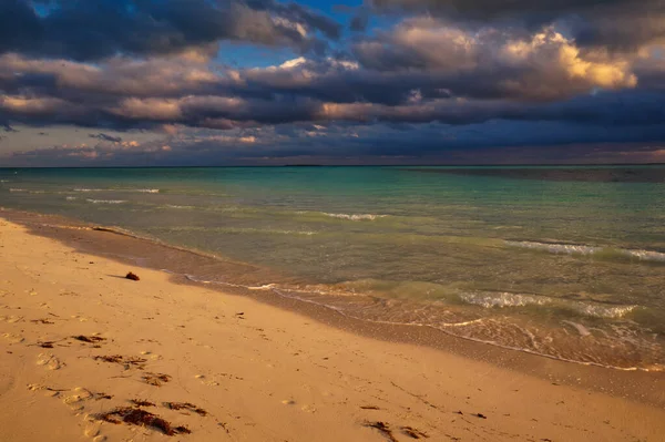 Tropikalna Plaża Kubańska Zachmurzonym Wschodzie Słońca Cayo Guillermo Kuba — Zdjęcie stockowe
