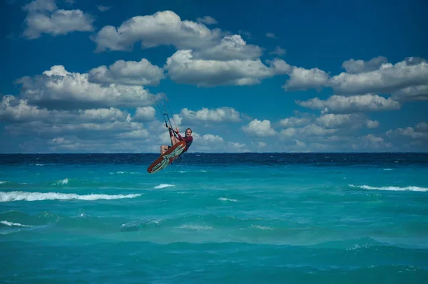  Küba, Cayo Guillermo 'da uçurtma alıştırması yapan genç bir adam.    
