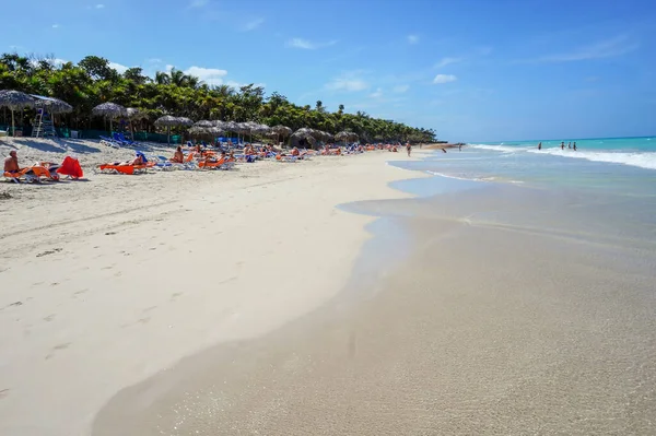 Sıcak, güneşli bir sabahta Varadero sahilinin manzarası                                      