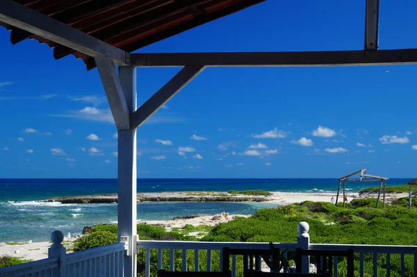 古巴Cayo Guillermo Pilar海滩景观 从餐馆里出来 望着蓝天下的海滩 — 图库照片