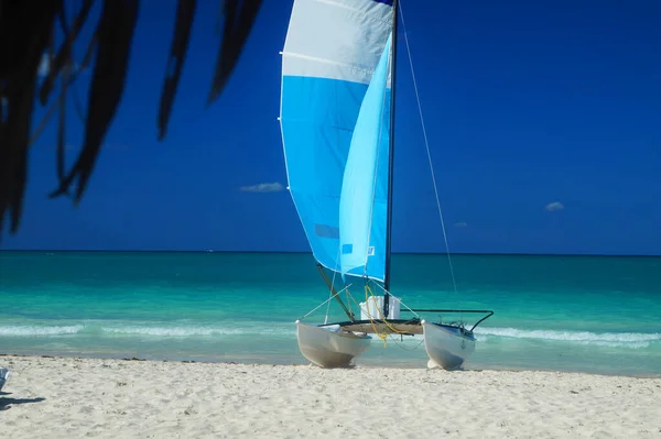一艘白色小帆船停靠在古巴瓦拉德罗海滩 — 图库照片