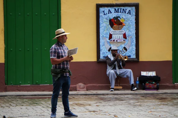 Músico Local Tocando Una Trompeta Calle Cerca Turista Tomado Las —  Fotos de Stock