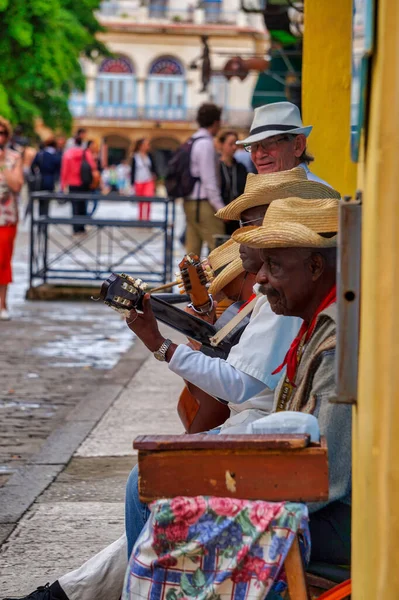 Lokala Musiker Utanför Restaurang Spelar Typisk Kubansk Musik — Stockfoto