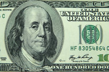 100 dolarlık banknotun orta kısmına yakından bak. Beyaz ışıkların altında bir stüdyoda çekildi..