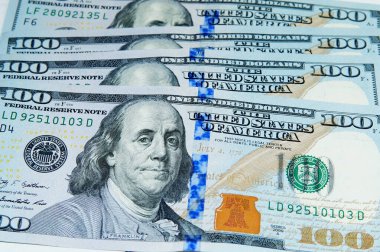 100 dolarlık banknotlar 