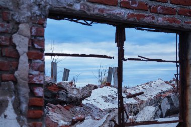 Epecuen hayalet şehri bulutlu bir sonbahar gününde paslı bir pencereden harabeye döner.