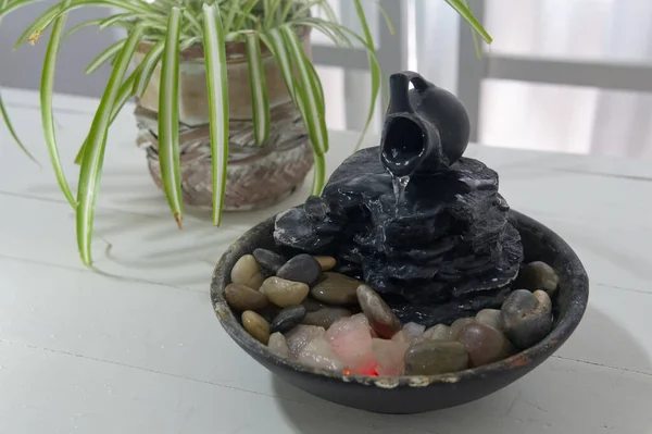 Fontaine Eau Zen Sur Fond Blanc Côté Une Plante Verte — Photo