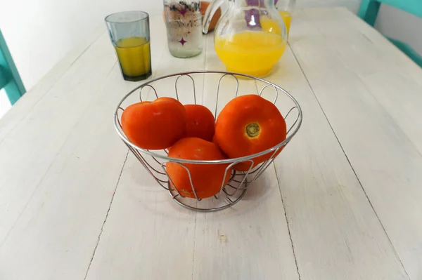 Tomates Dentro Tazón Encima Una Mesa Blanca Con Unos Vasos — Foto de Stock