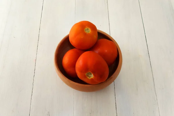 西红柿放在白桌上的碗里 — 图库照片
