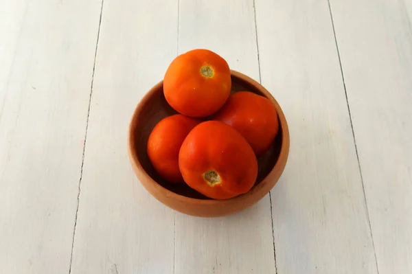 Tomates Dentro Tazón Encima Una Mesa Blanca — Foto de Stock