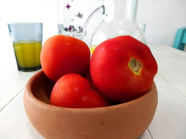 Tomates Dans Bol Sur Une Table Blanche Avec Quelques Verres — Photo