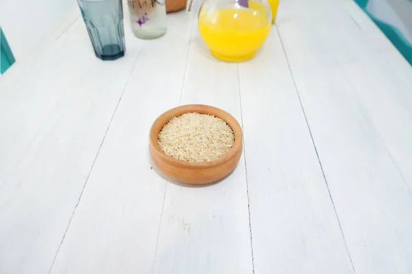 Tazón Lleno Arroz Integral Sin Cocer Sobre Una Mesa Madera — Foto de Stock