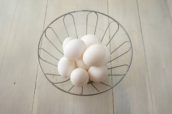 Een Stel Witte Eieren Een Kom Boven Een Witte Houten — Stockfoto