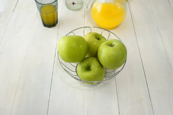 Vue Rapprochée Bol Pommes Vertes Sur Une Table Bois Blanc — Photo