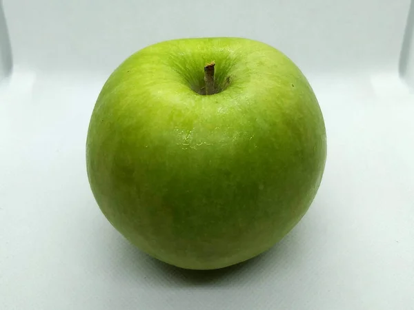 Vista Cercana Una Manzana Verde Llevado Dentro Una Softbox Con — Foto de Stock