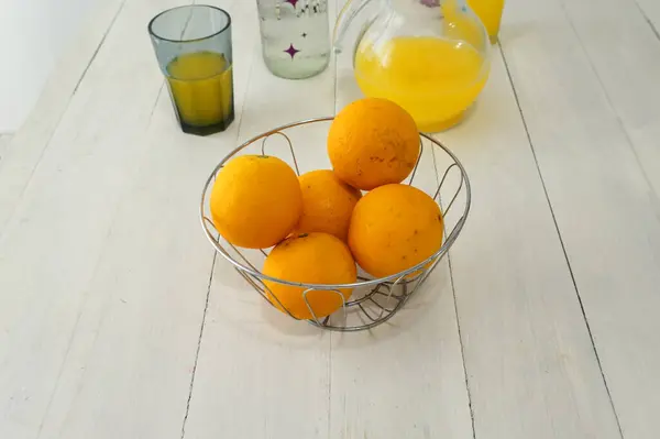 Naranjas Tazón Sobre Una Mesa Madera Blanca — Foto de Stock