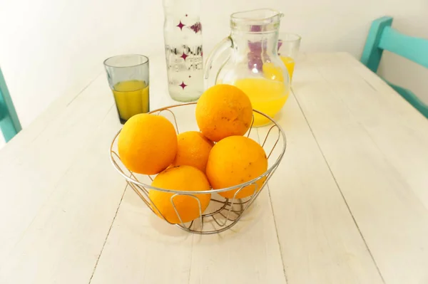 Naranjas Tazón Sobre Una Mesa Madera Blanca — Foto de Stock