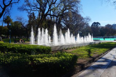  Independencia Parkı sıcak bir kış sabahı, Mendoza, Arjantin